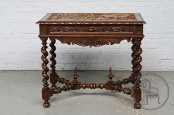 Антикварный письменный стол со столешницей, отделанной гобеленом код. BE4097677