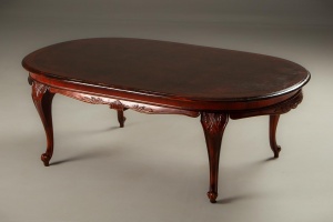 картинка Старинный столик из красного дерева с резьбой салоне старинных вещей "Шебби" являющийся официальным дистрибьютором в России и Беларуси