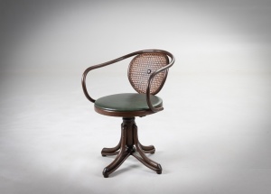 картинка Старинное кожаное кресло из бука с ротангом салоне старинных вещей "Шебби" являющийся официальным дистрибьютором в России и Беларуси