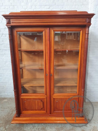 Антикварный книжный шкаф-витрина из красного дерева в классическом стиле код. BE3259398