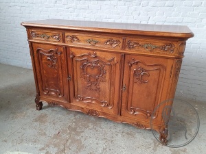 картинка Антикварный дубовый комод с изящной резьбой салоне старинных вещей "Шебби" являющийся официальным дистрибьютором в России и Беларуси