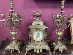 картинка Антикварные каминные часы с канделябрами из латуни с позолотой салоне старинных вещей "Шебби" являющийся официальным дистрибьютором в России и Беларуси