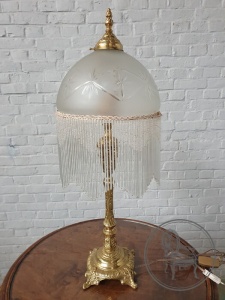 картинка Старинная настольная бронзовая лампа со стеклянной бахрамой салоне старинных вещей "Шебби" являющийся официальным дистрибьютором в России и Беларуси