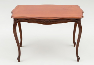 картинка Старинный столик салоне старинных вещей "Шебби" являющийся официальным дистрибьютором в России и Беларуси