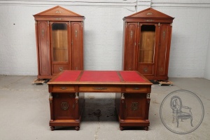 картинка Антикварный набор из красного дерева для рабочего кабинета салоне старинных вещей "Шебби" являющийся официальным дистрибьютором в России и Беларуси