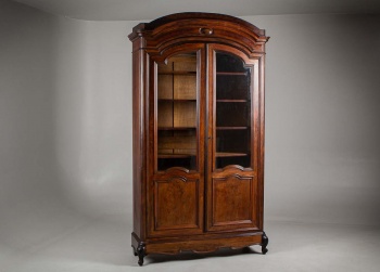 Антикварный шкаф с застекленными арочными дверцами код.&nbsp;RM4165562