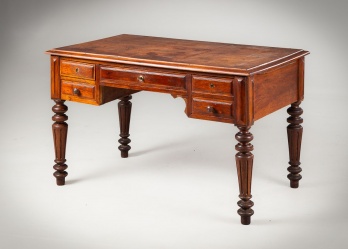 Антикварный французский письменный стол из красного дерева код. RM4156062