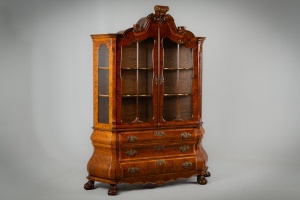 картинка Антикварный шкаф для посуды из ореха с резьбой и бронзовой фурнитурой салоне старинных вещей "Шебби" являющийся официальным дистрибьютором в России и Беларуси