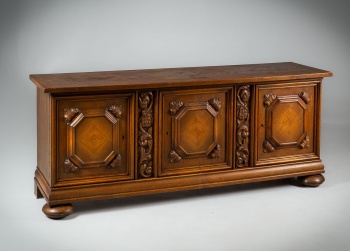 Антикварный дубовый комод с тремя дверками код. RM4165250