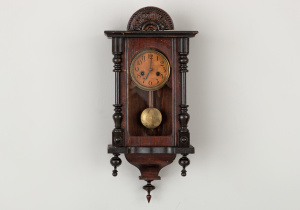 картинка Старинные настенные часы салоне старинных вещей "Шебби" являющийся официальным дистрибьютором в России и Беларуси