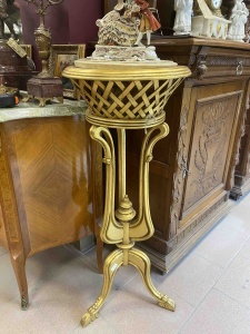 картинка Старинная золоченая подставка с мраморной столешницей салоне старинных вещей "Шебби" являющийся официальным дистрибьютором в России и Беларуси