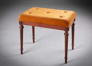 картинка Старинная банкетка на точеных ножках, обитая бархатом салоне старинных вещей "Шебби" являющийся официальным дистрибьютором в России и Беларуси