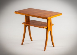 картинка Старинный немецкий столик из березы салоне старинных вещей "Шебби" являющийся официальным дистрибьютором в России и Беларуси