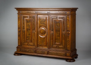 картинка Антикварный высокий комод с геометрическим рисунком салоне старинных вещей "Шебби" являющийся официальным дистрибьютором в России и Беларуси