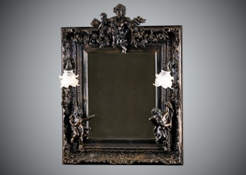 Старинное настенное зеркало в резной раме с бра код. RM4166785