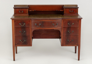 картинка Старинный письменный стол салоне старинных вещей "Шебби" являющийся официальным дистрибьютором в России и Беларуси