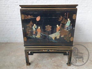 картинка Старинный китайский комод с инкрустацией салоне старинных вещей "Шебби" являющийся официальным дистрибьютором в России и Беларуси