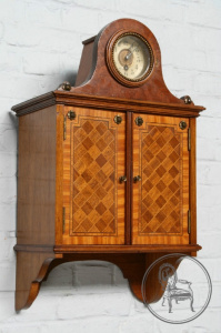 картинка Антикварный настенный шкафчик из ореха с часами салоне старинных вещей "Шебби" являющийся официальным дистрибьютором в России и Беларуси