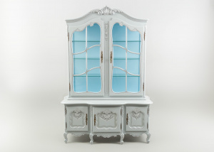 картинка Антикварный посудный шкаф салоне старинных вещей "Шебби" являющийся официальным дистрибьютором в России и Беларуси