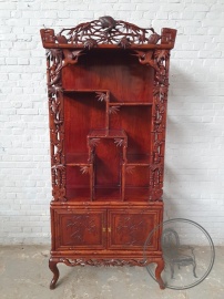 Антикварная витрина из красного дерева в ориентальном стиле код. BE4139731