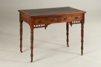 Антикварный письменный стол со столешницей, отделанной кожей код. RM4101691