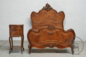 картинка Антикварная кровать и тумбочка салоне старинных вещей "Шебби" являющийся официальным дистрибьютором в России и Беларуси