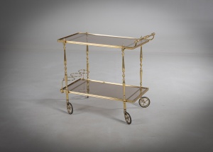 картинка Старинный сервировочный столик-бар салоне старинных вещей "Шебби" являющийся официальным дистрибьютором в России и Беларуси