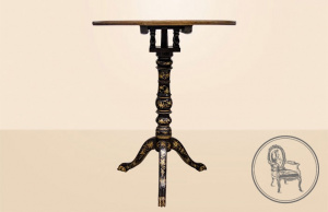 картинка Антикварный столик салоне старинных вещей "Шебби" являющийся официальным дистрибьютором в России и Беларуси