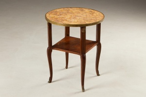 картинка Антикварный приставной столик из красного дерева с мраморной столешницей и бронзовыми накладками салоне старинных вещей "Шебби" являющийся официальным дистрибьютором в России и Беларуси