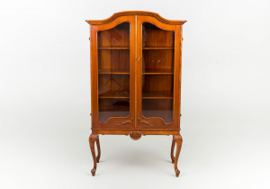 картинка Старинная витрина салоне старинных вещей "Шебби" являющийся официальным дистрибьютором в России и Беларуси