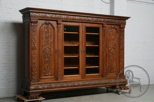 картинка Антикварный книжный шкаф на массивных опорах в форме львиных лап салоне старинных вещей "Шебби" являющийся официальным дистрибьютором в России и Беларуси