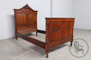 картинка Антикварная кровать салоне старинных вещей "Шебби" являющийся официальным дистрибьютором в России и Беларуси