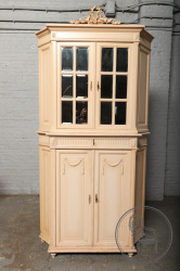 Антикварный угловой ореховый посудный шкаф-витрина цвета слоновой кости в стиле ампир код. BE3259248