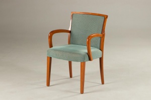 картинка Старинное кресло в стиле ретро салоне старинных вещей "Шебби" являющийся официальным дистрибьютором в России и Беларуси