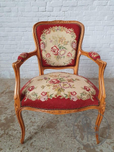 картинка Старинное кресло с резьбой по своду спинки в виде завитков салоне старинных вещей "Шебби" являющийся официальным дистрибьютором в России и Беларуси