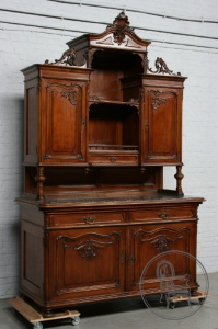 картинка Антикварный буфет салоне старинных вещей "Шебби" являющийся официальным дистрибьютором в России и Беларуси