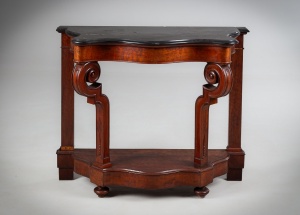 картинка Антикварная консоль с черной мраморной столешницей салоне старинных вещей "Шебби" являющийся официальным дистрибьютором в России и Беларуси