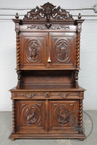 картинка Антикварный буфет, декорированный объемной резьбой в античной охотничьей тематике салоне старинных вещей "Шебби" являющийся официальным дистрибьютором в России и Беларуси