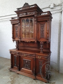 Антикварный буфет из ореха с колоннами в виде гротескных фигур код. BE4165313