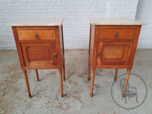 картинка Антикварные дубовые тумбочки (пара) в стиле Арт-Деко с мраморными столешницами салоне старинных вещей "Шебби" являющийся официальным дистрибьютором в России и Беларуси