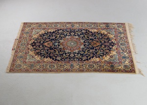 картинка Старинный ковер и шерсти и шелка из Ирана, Исфахан салоне старинных вещей "Шебби" являющийся официальным дистрибьютором в России и Беларуси