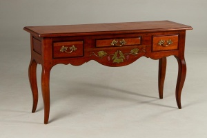 картинка Старинный изящный комод на высоких фигурных ножках салоне старинных вещей "Шебби" являющийся официальным дистрибьютором в России и Беларуси