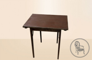 картинка Антикварный игровой столик салоне старинных вещей "Шебби" являющийся официальным дистрибьютором в России и Беларуси