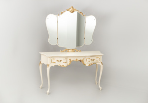 картинка Старинный столик-трюмо салоне старинных вещей "Шебби" являющийся официальным дистрибьютором в России и Беларуси