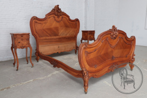 картинка Антикварная кровать и тумбочки (2 шт.) салоне старинных вещей "Шебби" являющийся официальным дистрибьютором в России и Беларуси