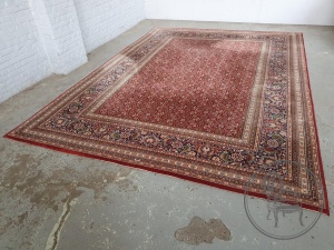 картинка Антикварный ковер ручной работы салоне старинных вещей "Шебби" являющийся официальным дистрибьютором в России и Беларуси