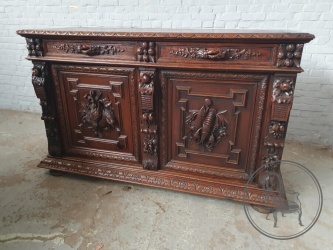 Антикварный комод с резным декором в виде изображений охотничьих трофеев код. BE4165419
