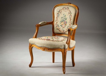 Старинное кресло с резьбой в виде цветочного узора на сводах спинок, царгах и у вершин ножек код.&nbsp;RM4165555