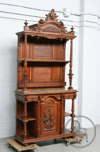 картинка Антикварный буфет из ореха с открытыми верхними полками салоне старинных вещей "Шебби" являющийся официальным дистрибьютором в России и Беларуси