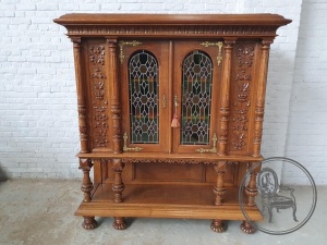 картинка Антикварный дубовый буфет с витражами, декорированный резьбой салоне старинных вещей "Шебби" являющийся официальным дистрибьютором в России и Беларуси